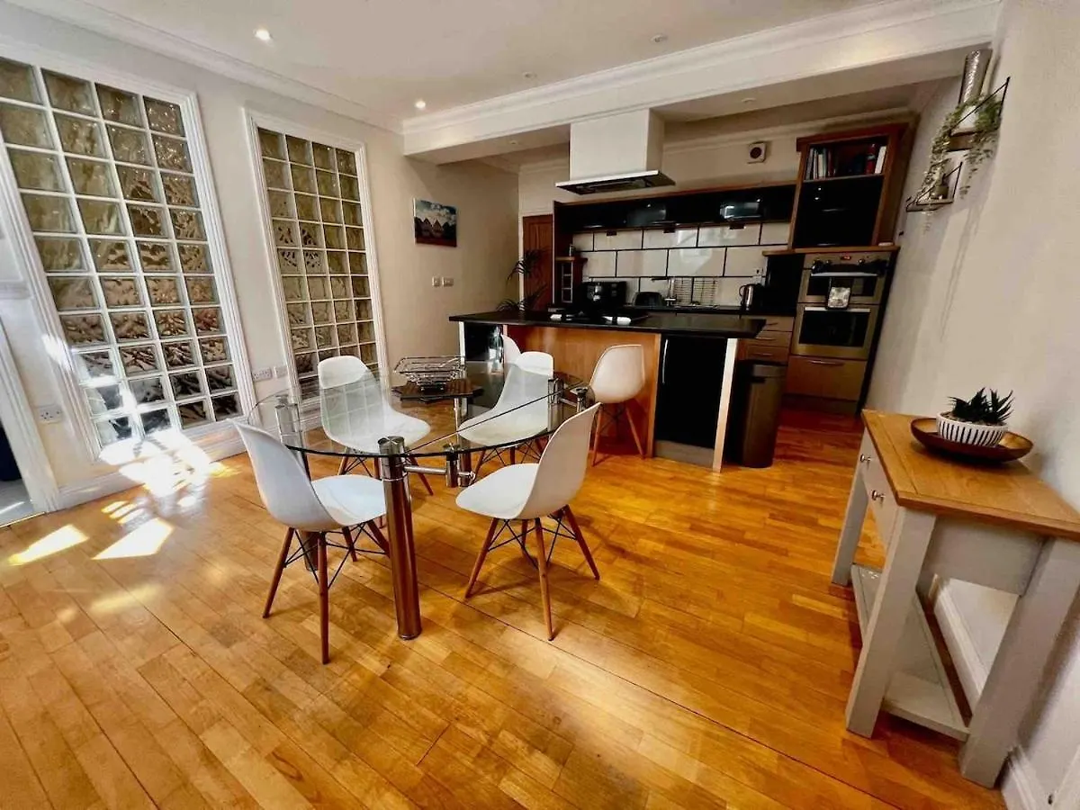 Burlington Mansions 2 Bed Triplex Apartment - Nr Seafront - Large Terrace - Gym And Pool Table - Free Allocated Parking Bournemouth 0*,  United Kingdom