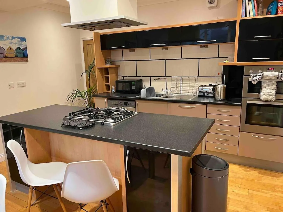 Burlington Mansions 2 Bed Triplex Apartment - Nr Seafront - Large Terrace - Gym And Pool Table - Free Allocated Parking Bournemouth